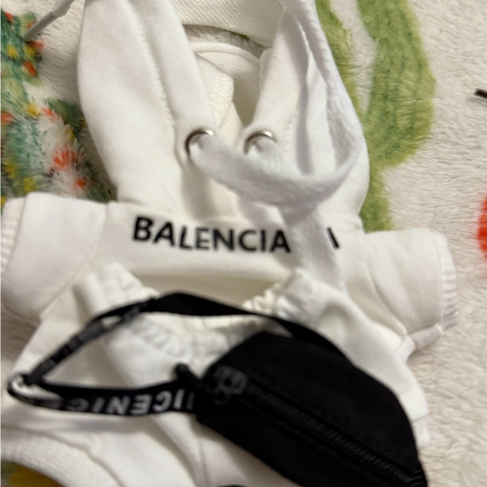 Balenciaga White Mini Hoodie LABUBU doll clothes brand new I have never used.